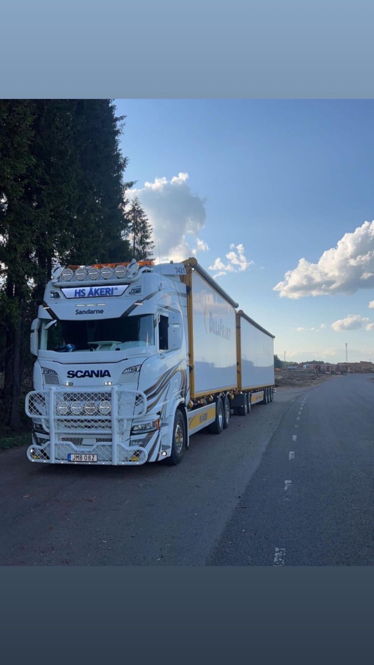 Scania med Dalafrakt-släp på väg