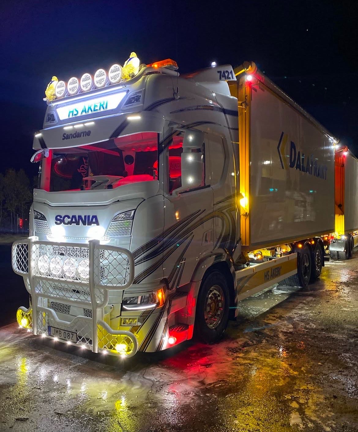 Scania med Dalafrakt-släp, nattbelysning