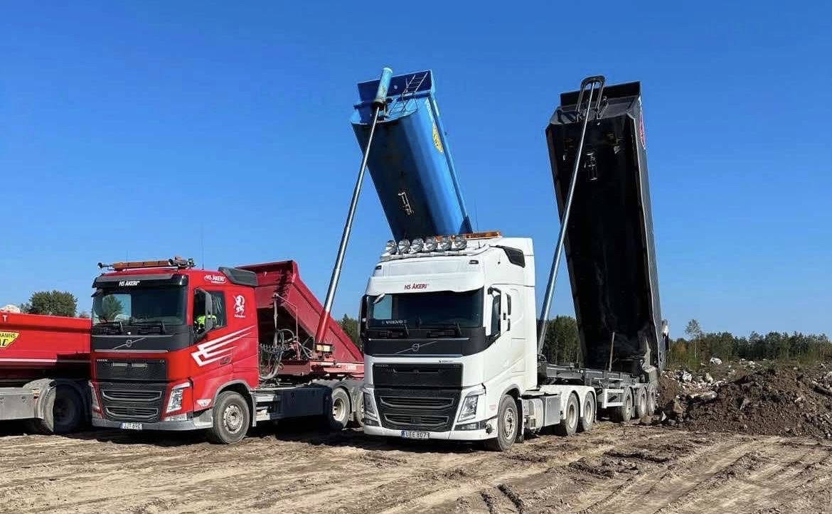 Lastbilar med tippflak i arbete