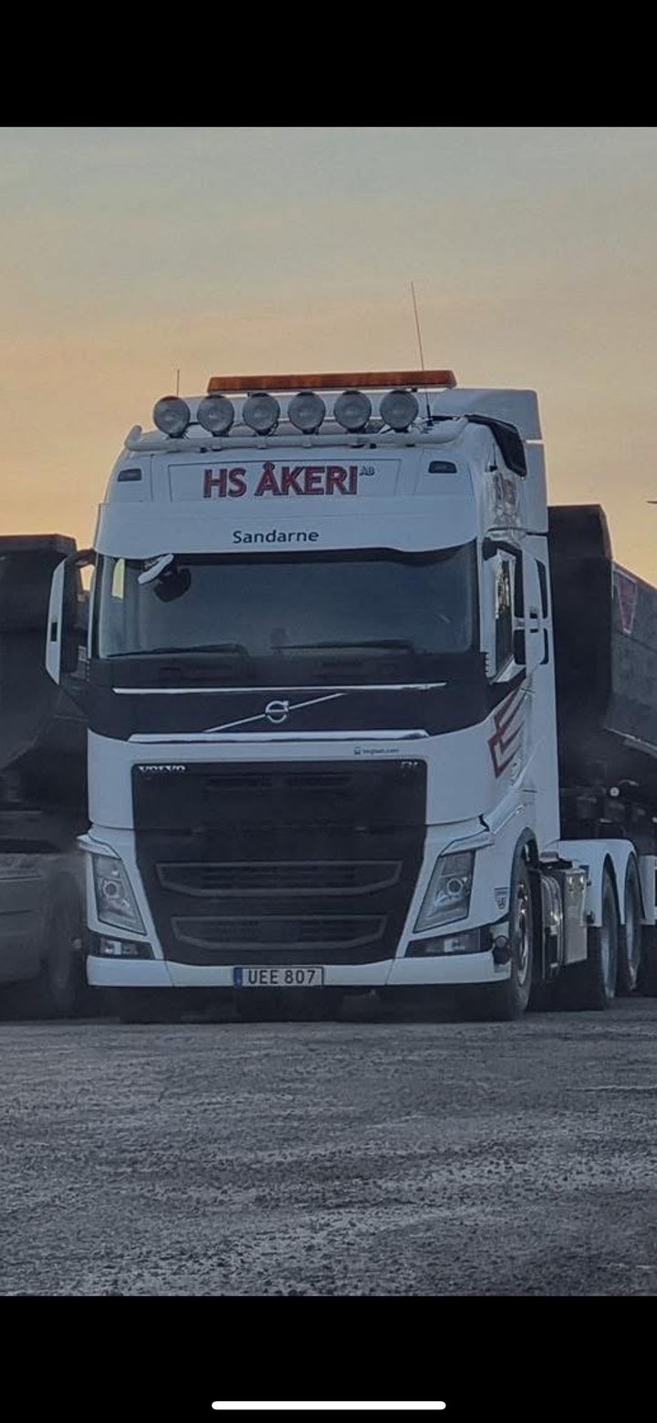 Volvo lastbil vid solnedgång