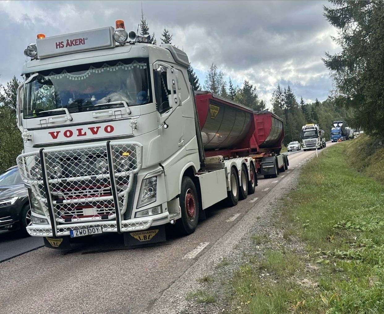 Volvo lastbil med containers